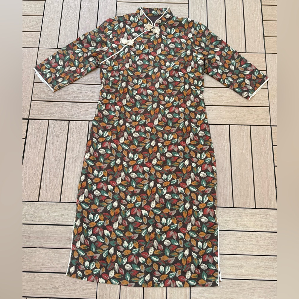 Multicolor Leaf Pattern Cheongsam With A White Tr… - image 2